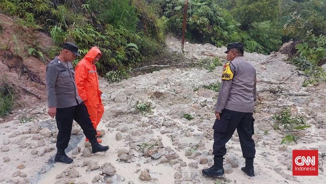 Jalan Lintas Sumatera Sipirok-Taput Lumpuh Akibat Longsor, Macet Total